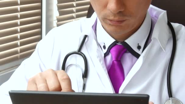 Médicos masculinos manos utilizando su tableta digital moderna . — Vídeos de Stock