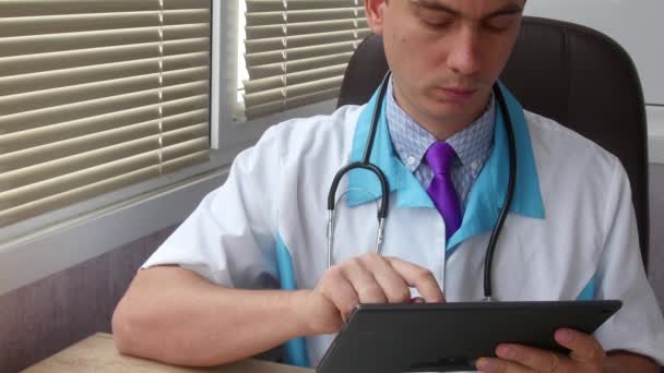 男性医師の手が彼の現代デジタル タブレット コンピューターを使用して. — ストック動画
