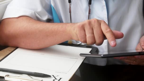 Ręce męskiego lekarzy za pomocą jego nowoczesny cyfrowy tablicowy komputer. — Wideo stockowe