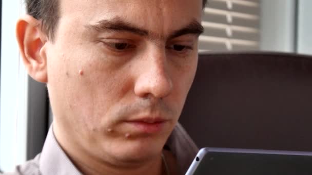 Бизнесмен в футболке с использованием современных цифровых планшетов — стоковое видео