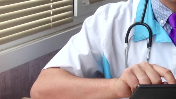 Modern dijital tablet bilgisayarıyla erkek doktorlar eller. — Stok video