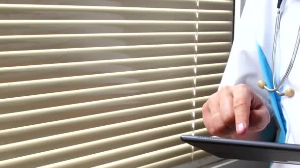 Lékaři ruce pomocí jeho moderní digitální tabletový počítač. — Stock video