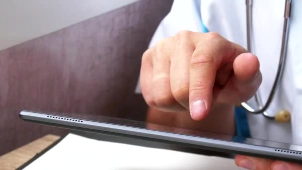 Médicos masculinos manos utilizando su tableta digital moderna . — Vídeo de stock