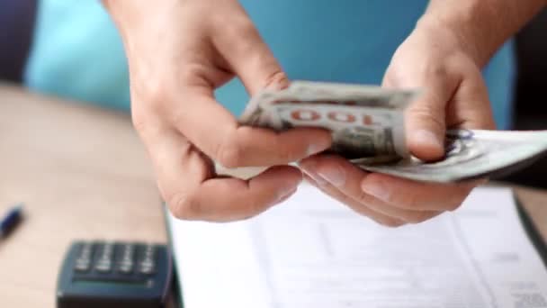 Manos masculinas contando billetes de dólares — Vídeos de Stock