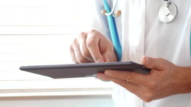 使用现代触摸屏平板电脑的男性医生 — 图库视频影像