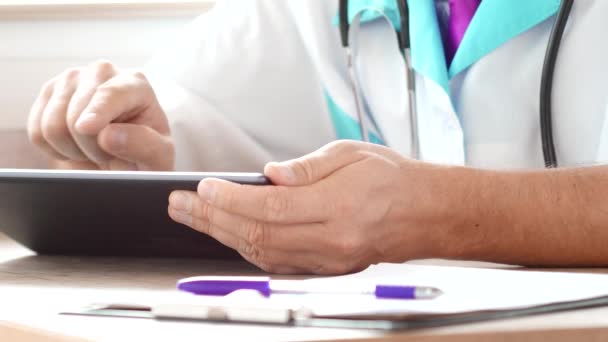 Medico maschile che lavora con un moderno computer tablet touchscreen — Video Stock