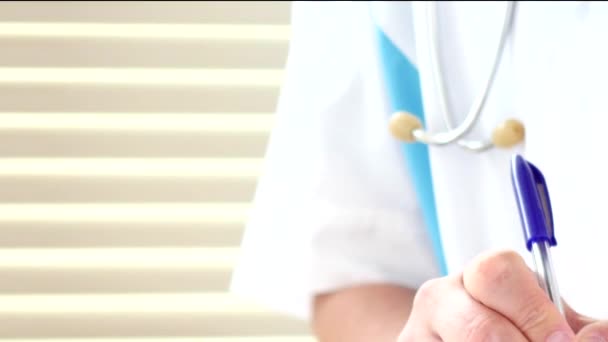 Médico Varón Que Escribe Prescripción Médica Certificado Primer Plano — Vídeo de stock