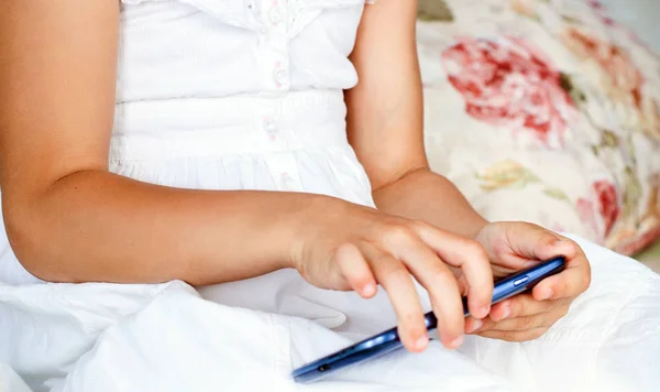Девочка держит и сенсорный экран смартфона — стоковое фото