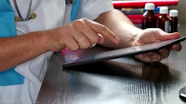 Médico usando tablet digital no hospital — Vídeo de Stock