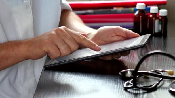 Médico usando tablet digital no hospital — Vídeo de Stock
