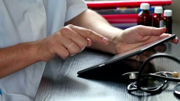 Lekarz za pomocą cyfrowego tabletu w szpitalu — Wideo stockowe