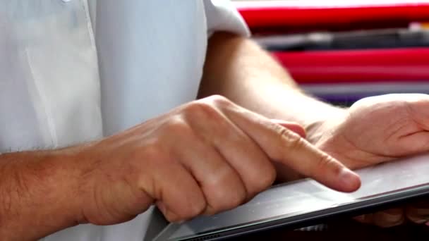 Médico usando tablet digital no hospital — Vídeo de Stock