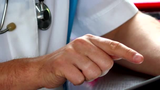 Лікар використовує цифровий планшет у лікарні — стокове відео
