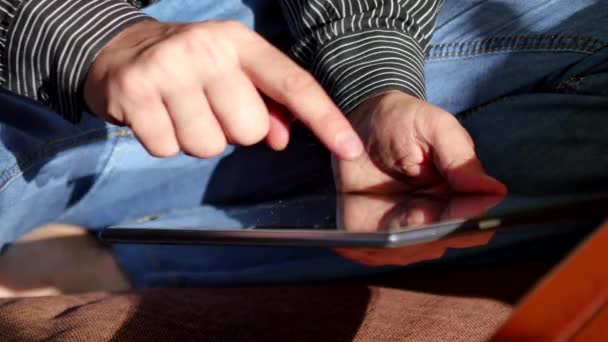 Empresário está usando tablet computador fro compras on-line — Vídeo de Stock