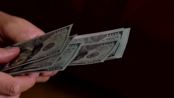 Poměrně ruce počítání sto dolarové bankovky — Stock video