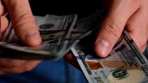 Businessmans ręce licząc stu dolarowe — Wideo stockowe