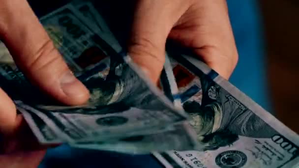 Las manos de un hombre de negocios cuentan billetes de cien dólares — Vídeo de stock