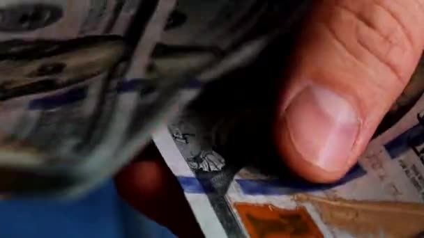 Un uomo d'affari mani contando banconote da cento dollari — Video Stock