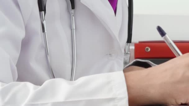 Zblízka se psaní lékařský předpis rx. Lékaři pracující v jeho kabinetu — Stock video