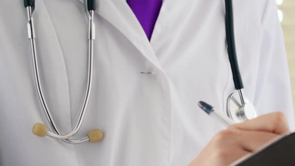 Medico di sesso maschile che scrive rx prescrizione negli appunti per i suoi pazienti — Video Stock