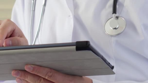 Lekarz praca z komputerem typu tablet nowoczesny ekran dotykowy — Wideo stockowe