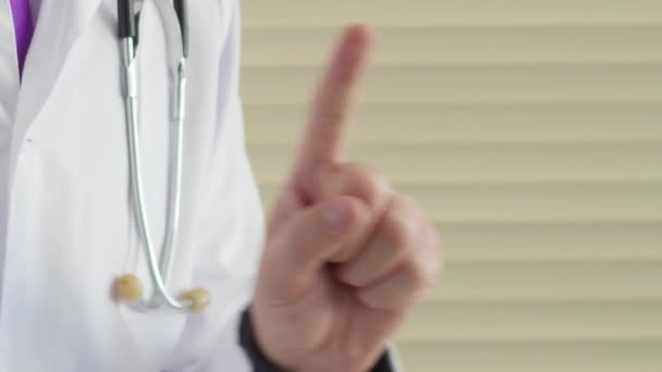 El doctor no hace ninguna señal con su dedo. Muestra una señal prohibida para la medicina — Vídeos de Stock