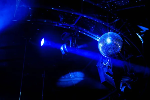 Disco bola con rayos azules brillantes —  Fotos de Stock