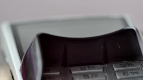 Pos terminal tarafından ödemek için smartphone NFC teknolojisi kullanarak bir müşteri. — Stok video