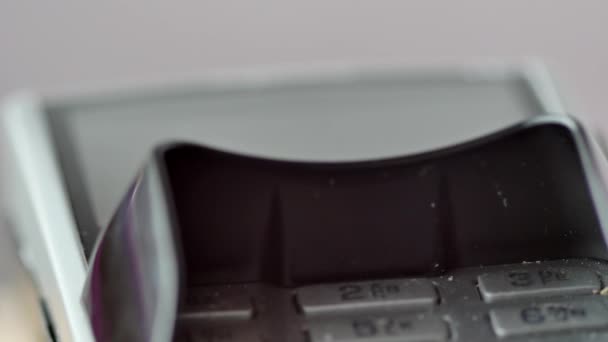 Klient przy użyciu technologii Nfc na smartfonie do zapłaty przez Pos terminal. — Wideo stockowe