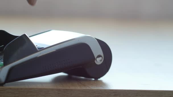 Klant betalen met Nfc technologie door mobiele telefoon op Pos terminal — Stockvideo