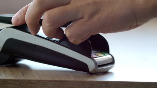 Kunden betalar med Nfc-teknik av mobiltelefon på kassaterminal — Stockvideo