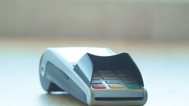 Cliente pagando con tecnología NFC por teléfono móvil en terminal POS — Vídeo de stock