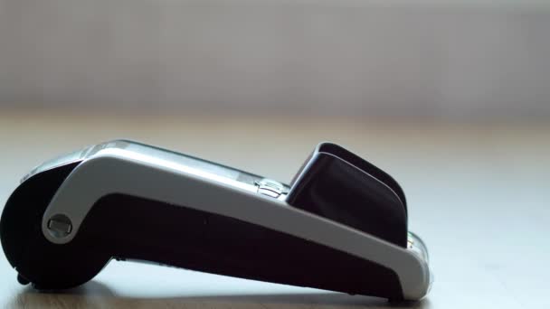 Klient płacąc z technologią Nfc telefonu komórkowego na terminalu Pos — Wideo stockowe