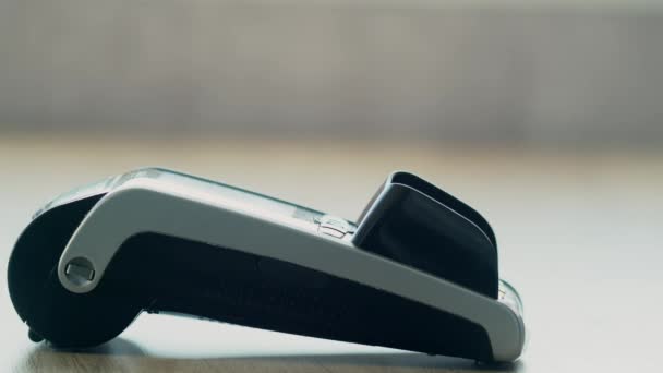 Nfc 기술을 Pos 단말기에 휴대 전화로 지불 하는 고객 — 비디오
