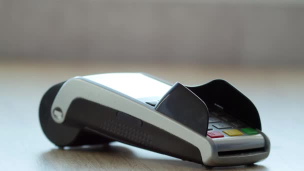 Cliente pagando con tecnología NFC por teléfono móvil en terminal POS — Vídeos de Stock