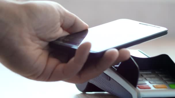 Клієнт оплати з Nfc технології мобільного телефону на Pos-термінал — стокове відео