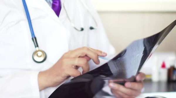 Arts in het ziekenhuis kijken Ct of Mri-scan — Stockfoto