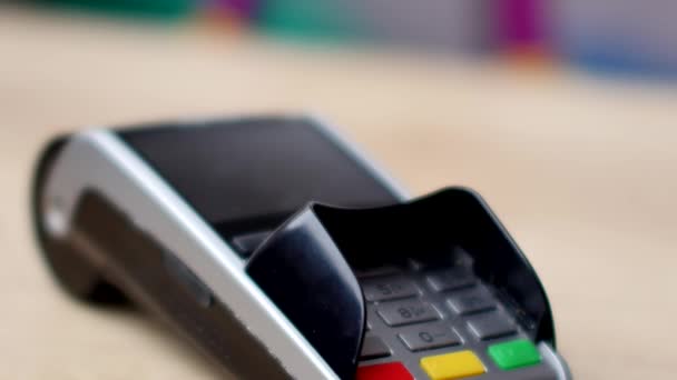 Persona che utilizza il pagamento senza contatto con smartphone . — Video Stock