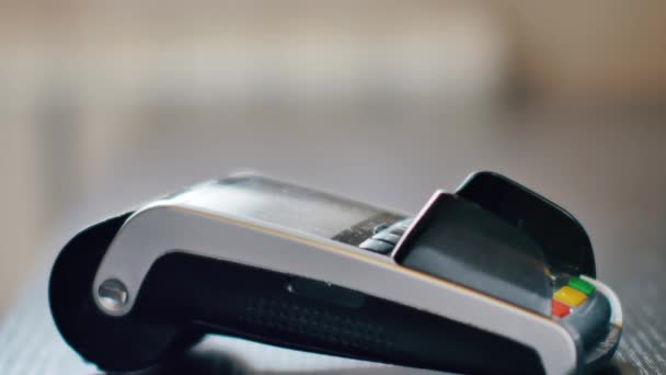 Ręka z inteligentny telefon za pomocą terminala do płatności przez technologię Nfc — Wideo stockowe