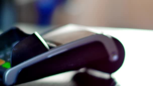Kontaktlös betalning med smartphone med Nfc technlogy. — Stockvideo