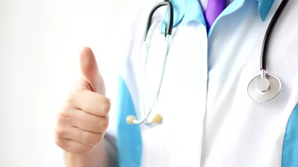 医師は、クローズ アップを親指を示します。成功医療の概念 — ストック写真