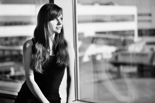 Černobílý portrét ženy čeká na odlet na letišti — Stock fotografie
