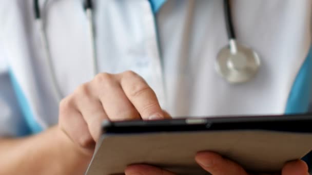 Médico usando tablet digital touchscreen moderno — Vídeo de Stock