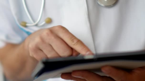 Médico usando tablet digital touchscreen moderno — Vídeo de Stock