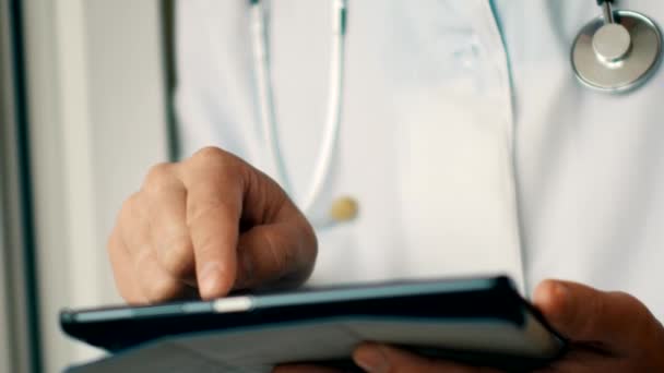 Läkare använder moderna pekskärm digital tablett — Stockvideo
