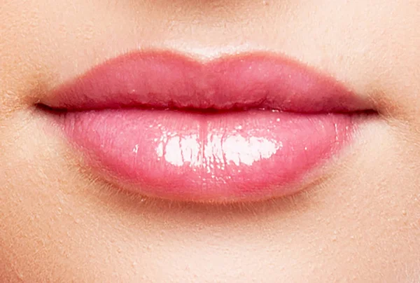Γυναικεία χείλη από κοντά. κόκκινο χρώμα — Φωτογραφία Αρχείου