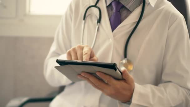 Läkare använder moderna pekskärm digital tablett — Stockvideo