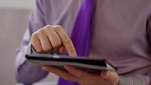 Hombre utilizando la pantalla digital dispositivo tableta táctil — Vídeo de stock