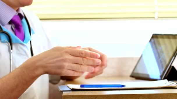 Médico varón haciendo gestos y explicando algo para el paciente . — Vídeos de Stock