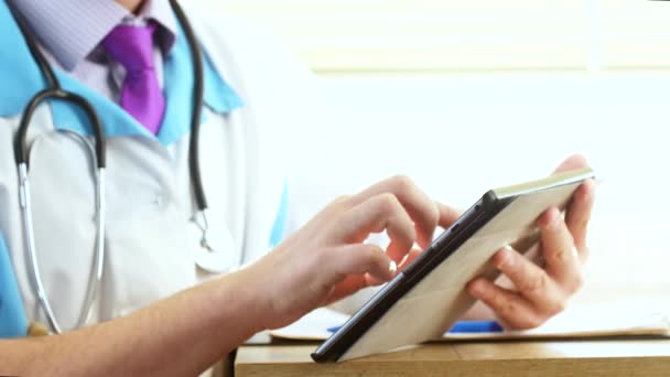 Médico usando tableta digital moderna de la pantalla táctil — Vídeos de Stock